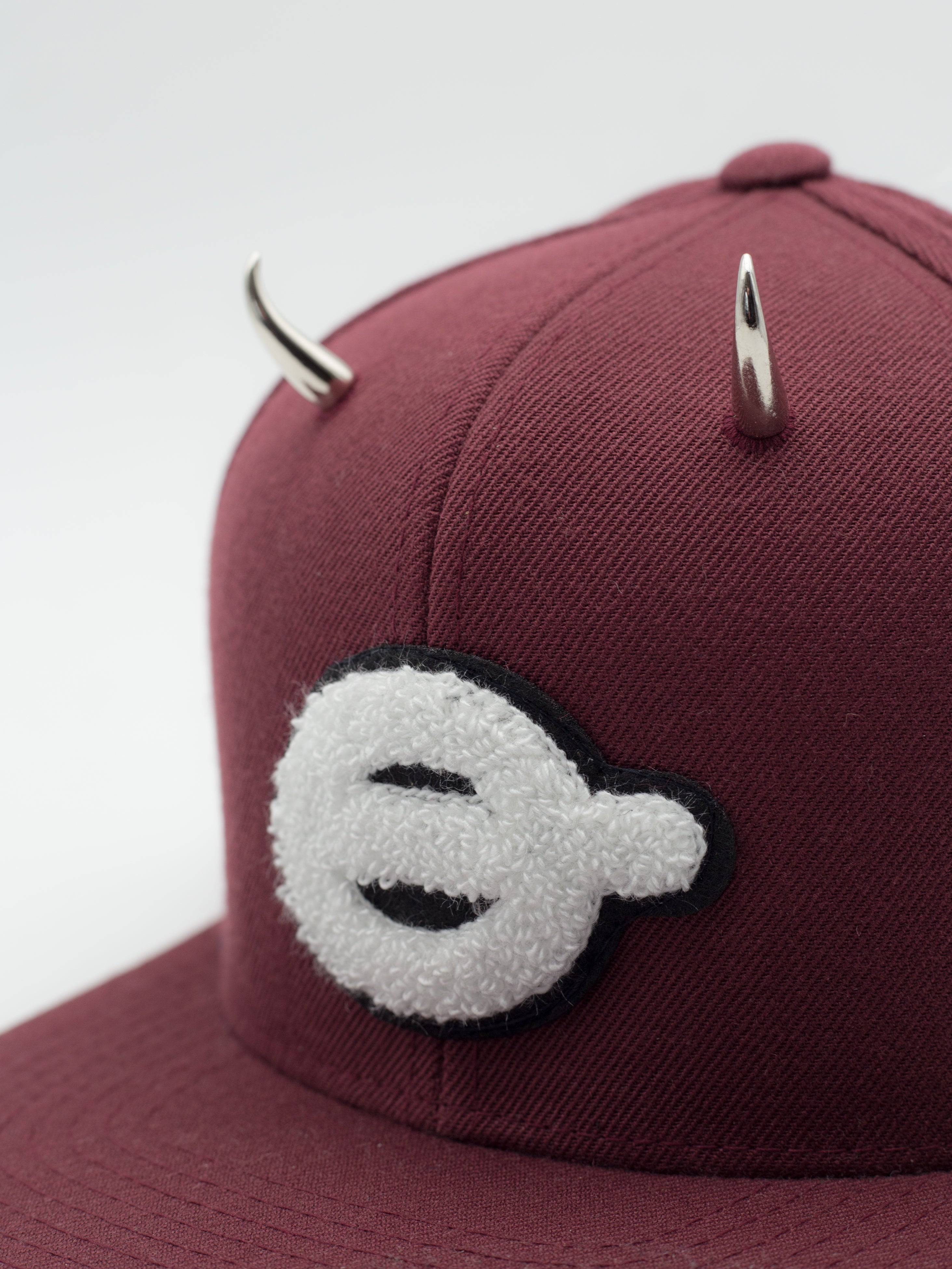 Cuerno metálico decoración gorra - La Tienda de las Gorras