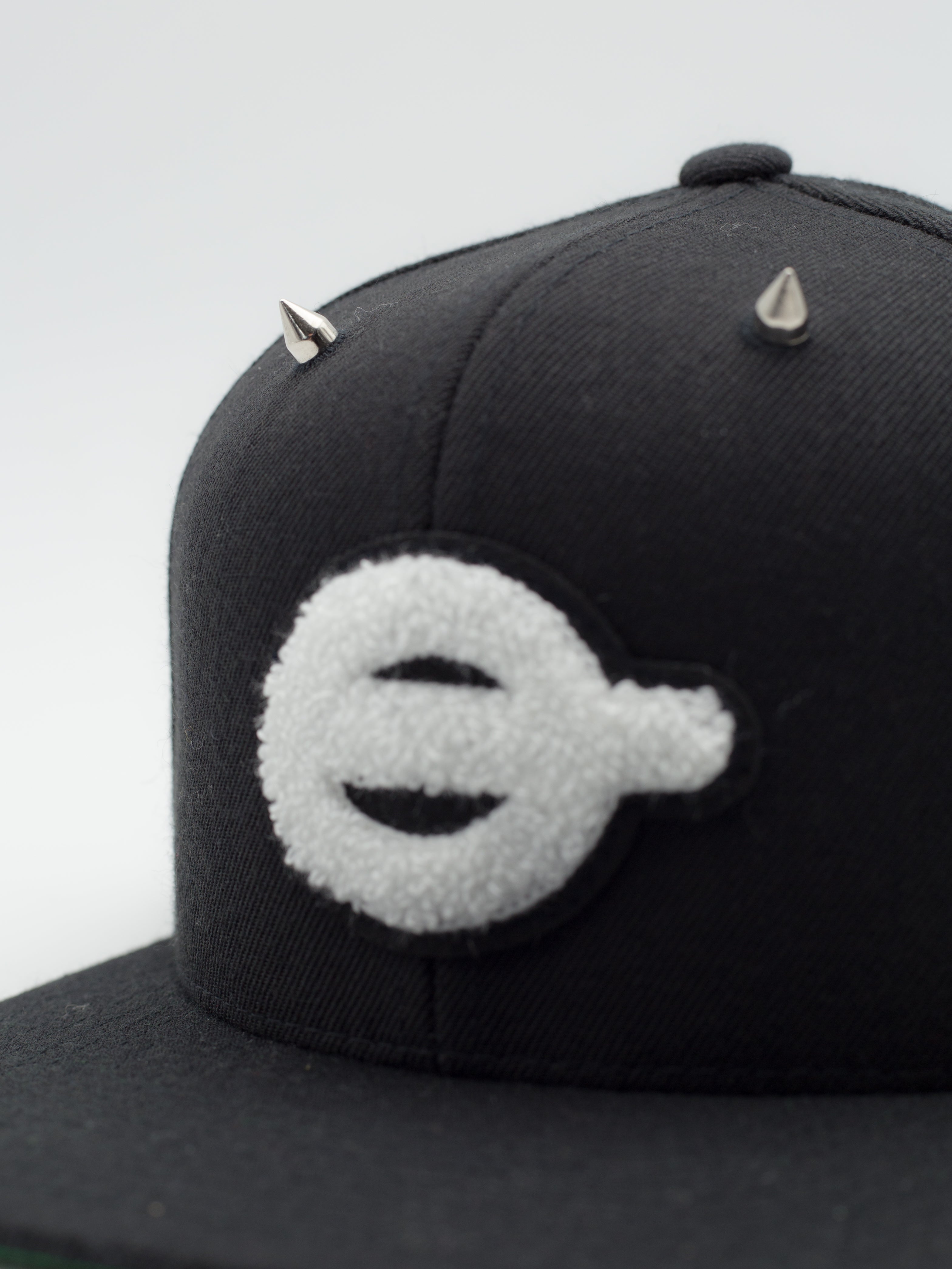 Punta metálica decoración gorra - La Tienda de las Gorras